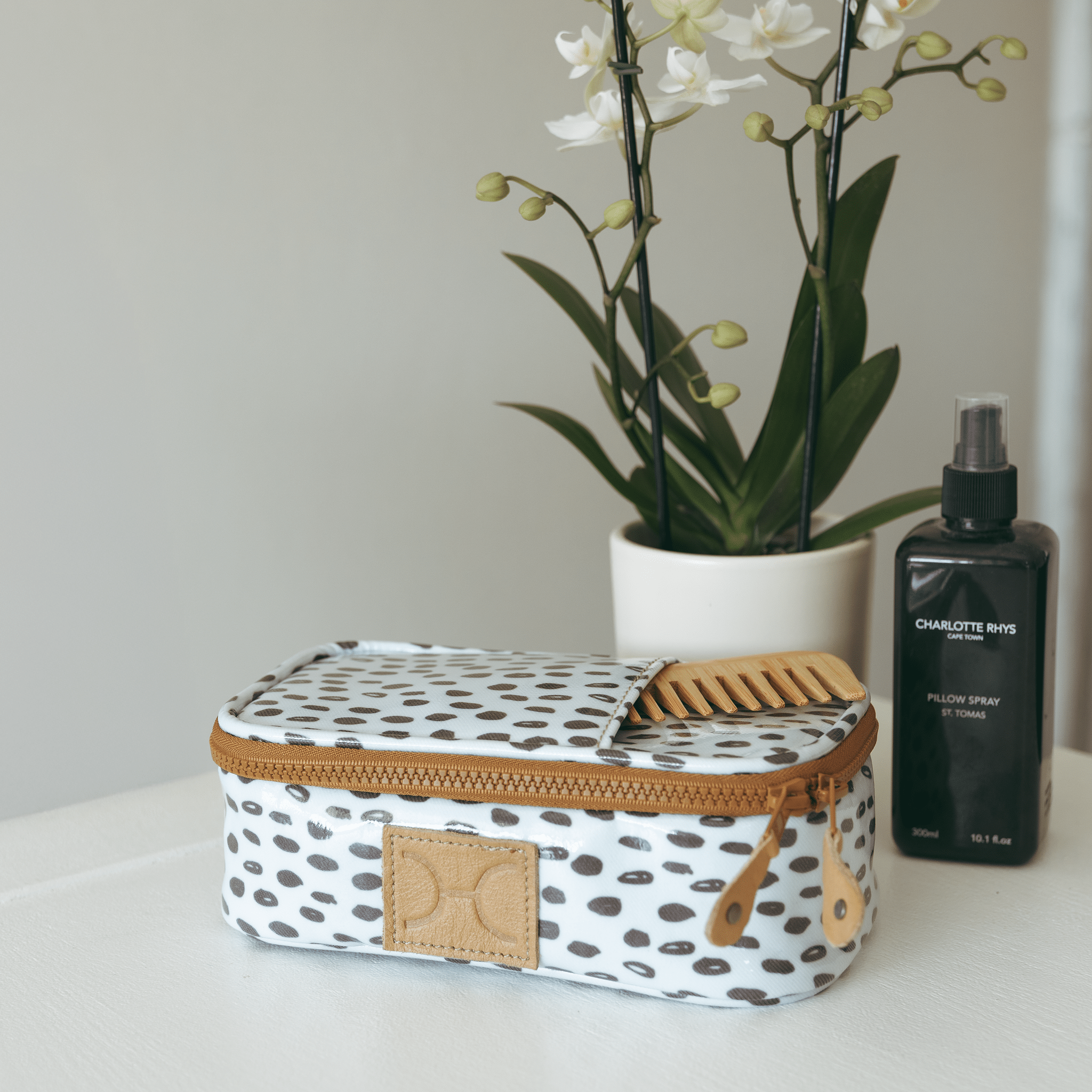 Mod Case Medium | Laminated Fabric Vanity Fabric by Thandana